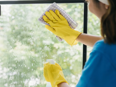 تنظيف النوافذ والزجاج
